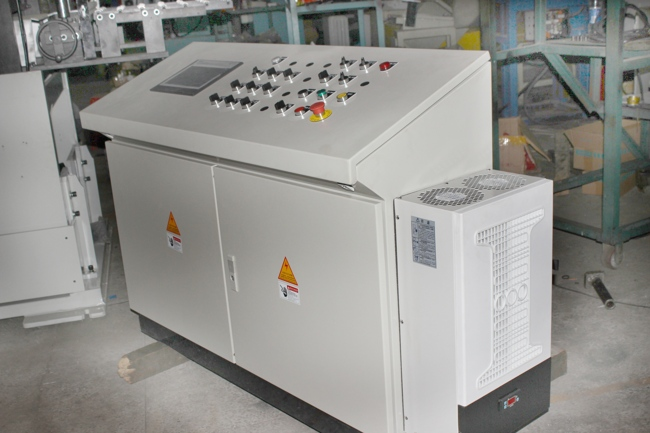 3 इन वन सर्वो फीडर और स्प्लिट स्टैम्पिंग प्रोडक्शन लाइन के बीच अंतर