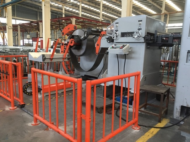 सर्वो फीडर प्रेस की विशेषताएं