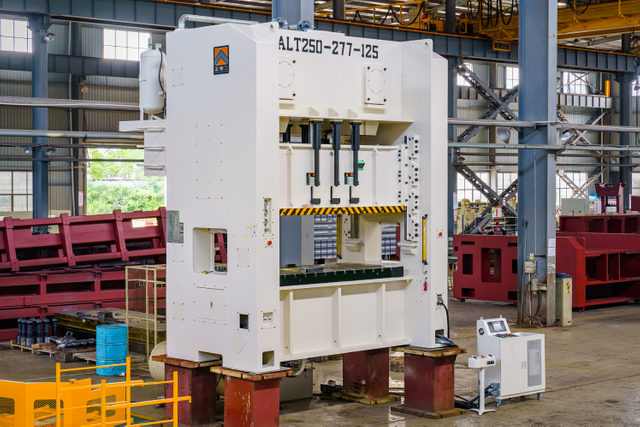 छिद्रित धातु प्लेट में छेद करने के लिए उच्च गुणवत्ता वाली स्टेनलेस स्टील छिद्रित शीट बनाने की मशीन